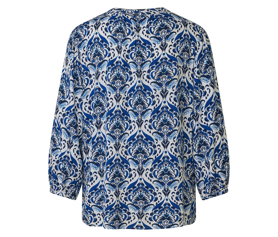 Pohľad zozadu na modro-bielu vzorovanú blúzku.