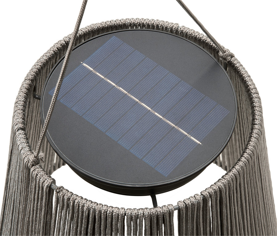 Detail solárnej lampy s pleteným tienidlom.