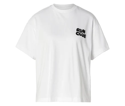 Biele športové tričko s krátkym rukávom a čiernym nápisom "RUN CLUB" na hrudi.