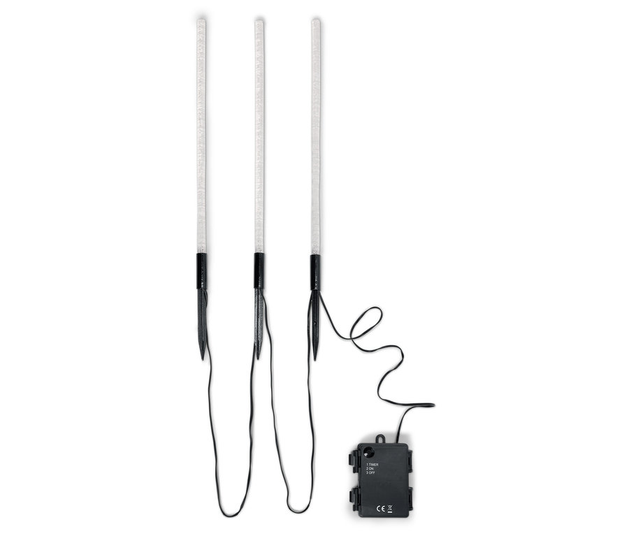 Tri záhradné LED lampy s čiernym káblom a batériou na bielom pozadí.