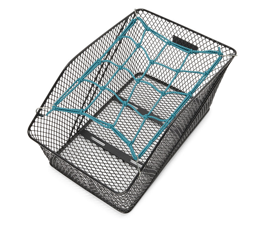 Pohľad zhora na čierny košík na bicykel z kovovej sieťoviny s modrou elastickou sieťou vo vnútri.