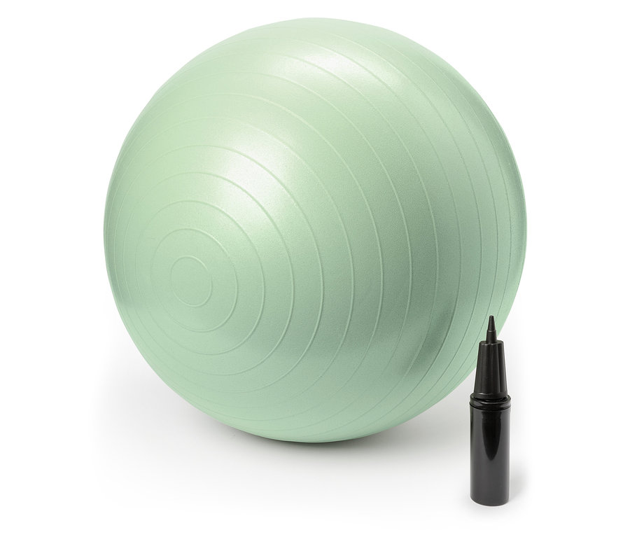 Svetlozelená gymnastická lopta stojí vedľa čiernej ručnej pumpy.