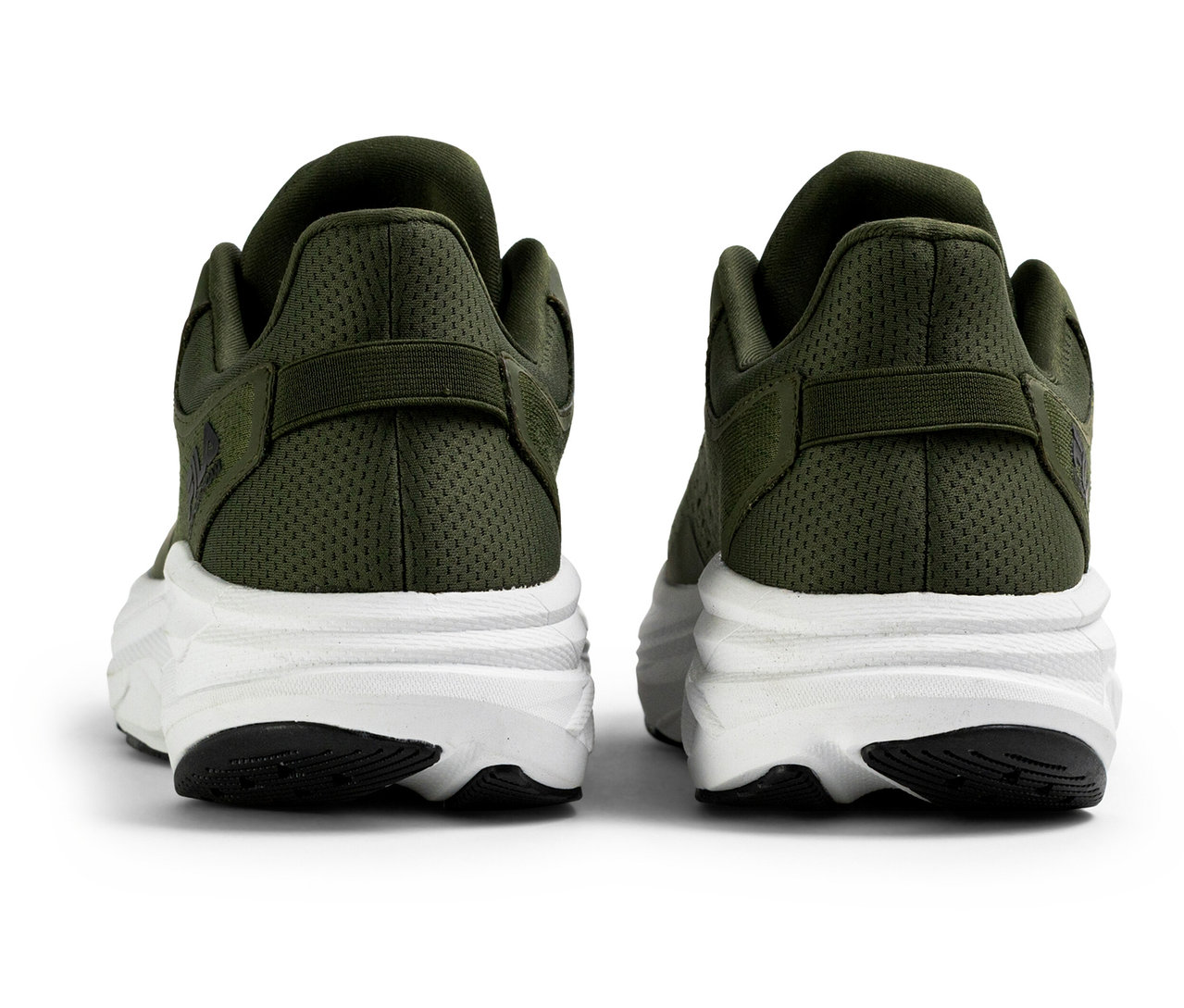 Pohľad zozadu na dvoje pánske tenisky FILA Retron vo farbe beetle-white.