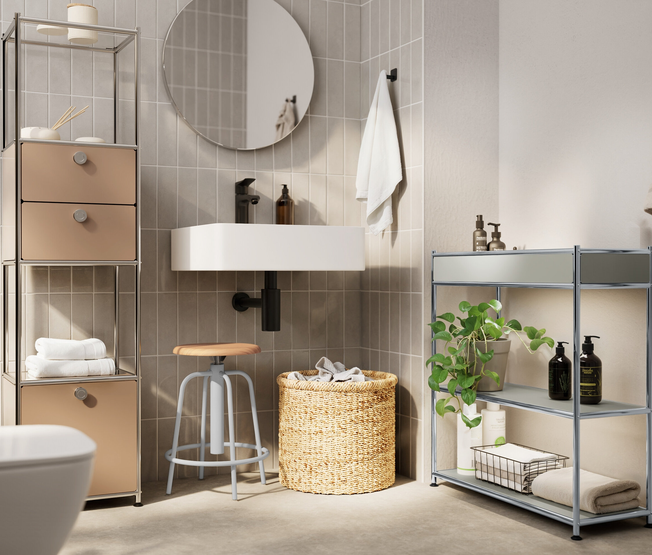 Pohľad do kúpeľne s umývadlom, zrkadlom, uterákom, stoličkou, košom na bielizeň a policami.