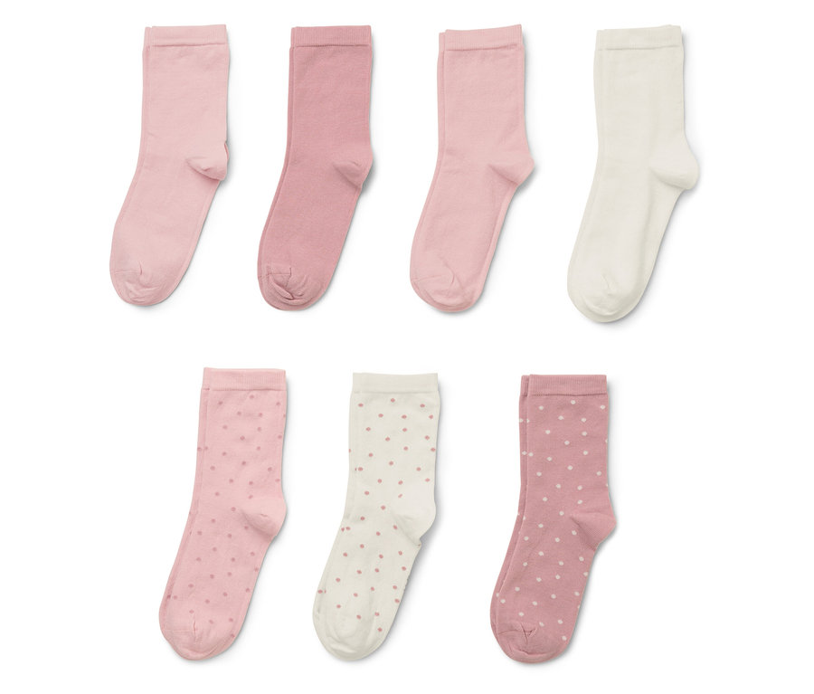Sedem ponožiek v rôznych odtieňoch ružovej a krémovej, niektoré s bodkovaným vzorom.