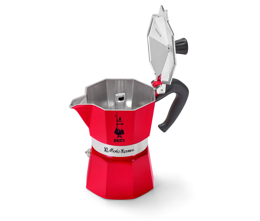 Otvorený, červený kávovar Bialetti stojí na bielom pozadí.