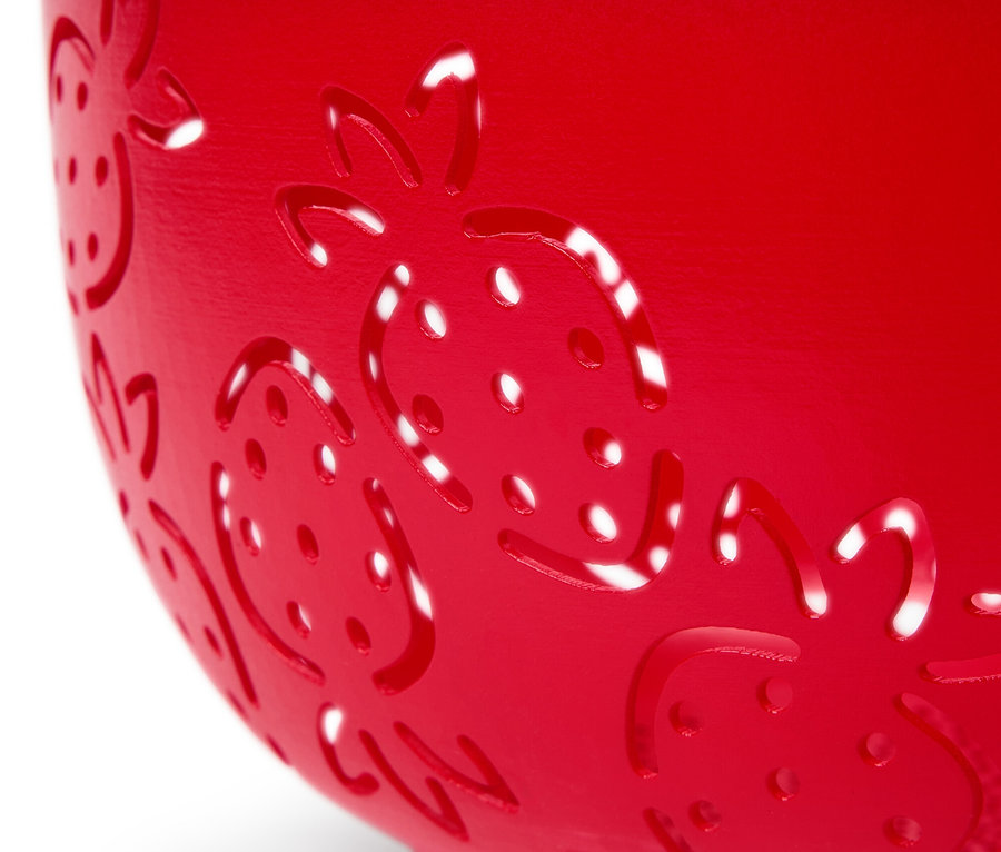 Detailný záber na červené kuchynské sitko s jahodovým vzorom.