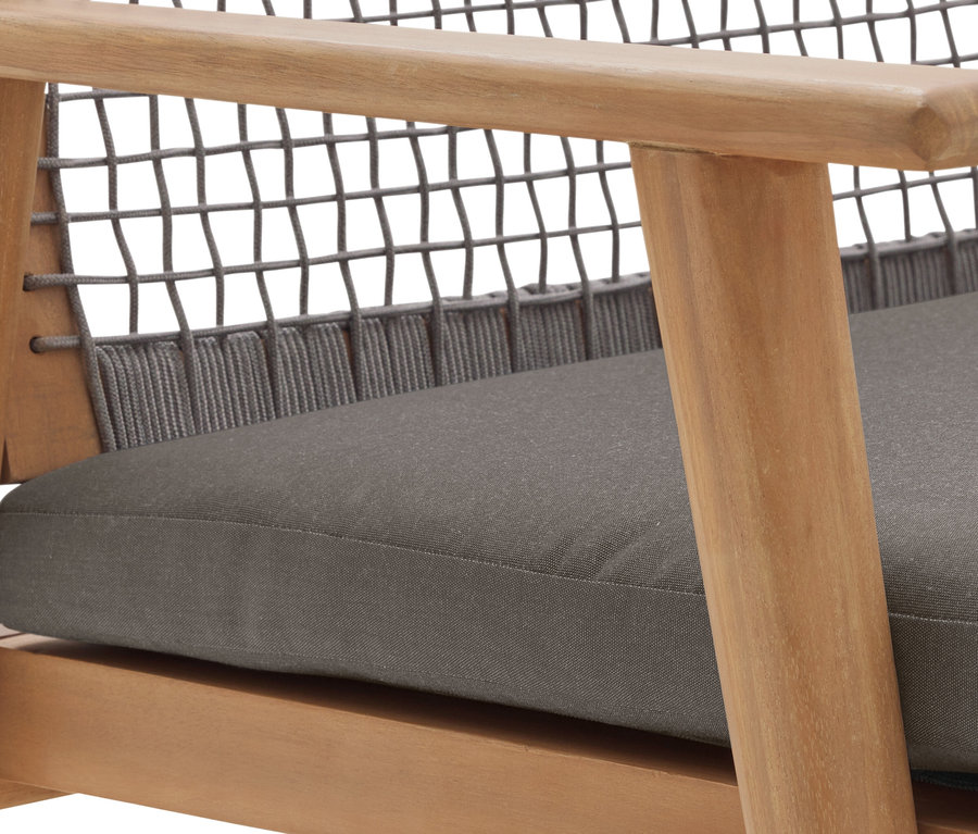 Detailný záber stoličky s dreveným rámom, sivým šnúrovým výpletom a sivým vankúšom.
