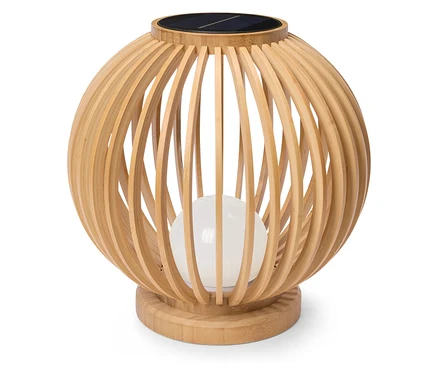 Guľovitá solárna lampa z bambusu stojí na bielom pozadí.