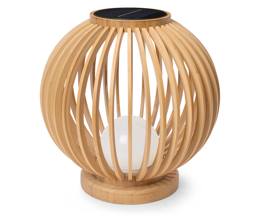 Guľovitá solárna lampa z bambusu stojí na bielom pozadí.