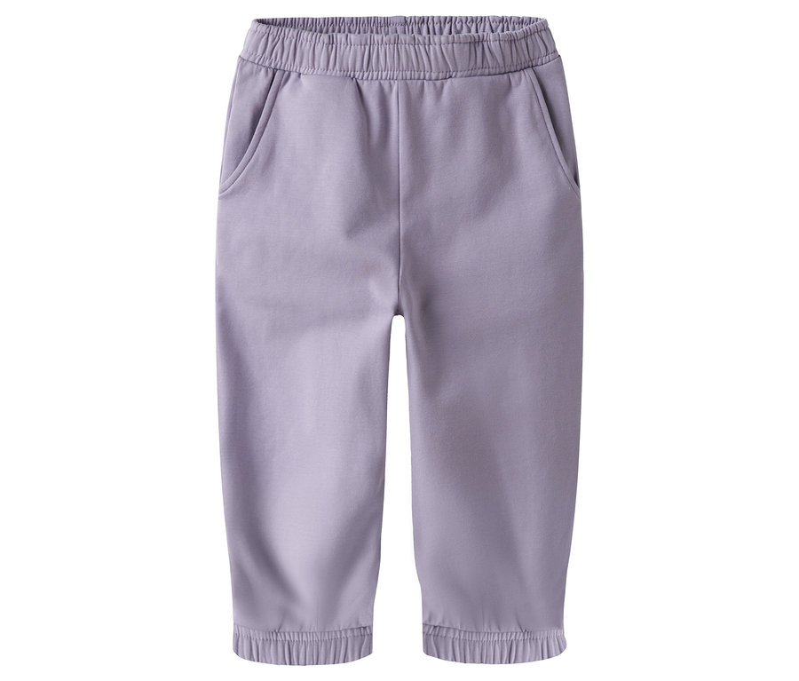 Fialové tepláky NAME IT ležia na bielom pozadí.