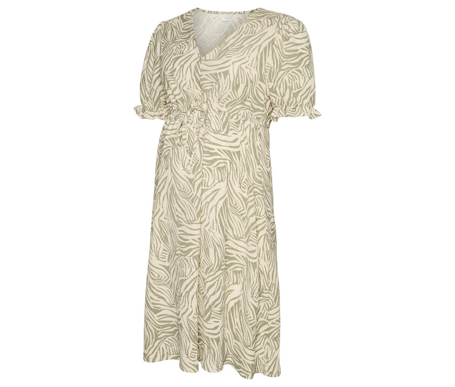 Dlhé, svetlé šaty so zeleným zebrovým vzorom, véčkovým výstrihom, krátkymi rukávmi a šnúrkou v páse.