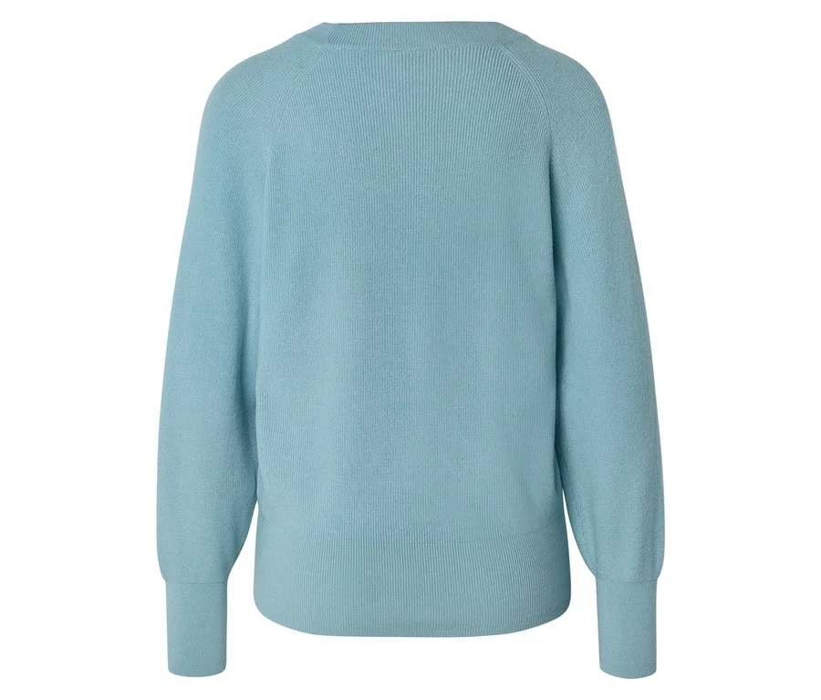 Svetlomodrý pletený sveter s dlhými rukávmi a okrúhlym výstrihom, fotený zozadu.