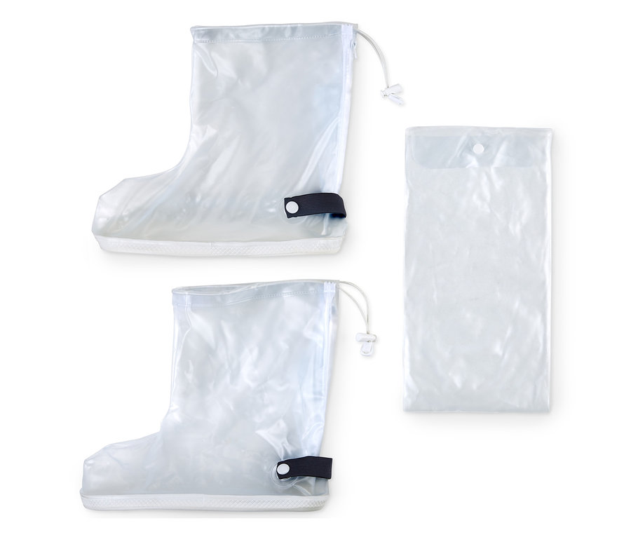 Dva nepremokavé návleky na topánky a jeden obal na bielom pozadí.