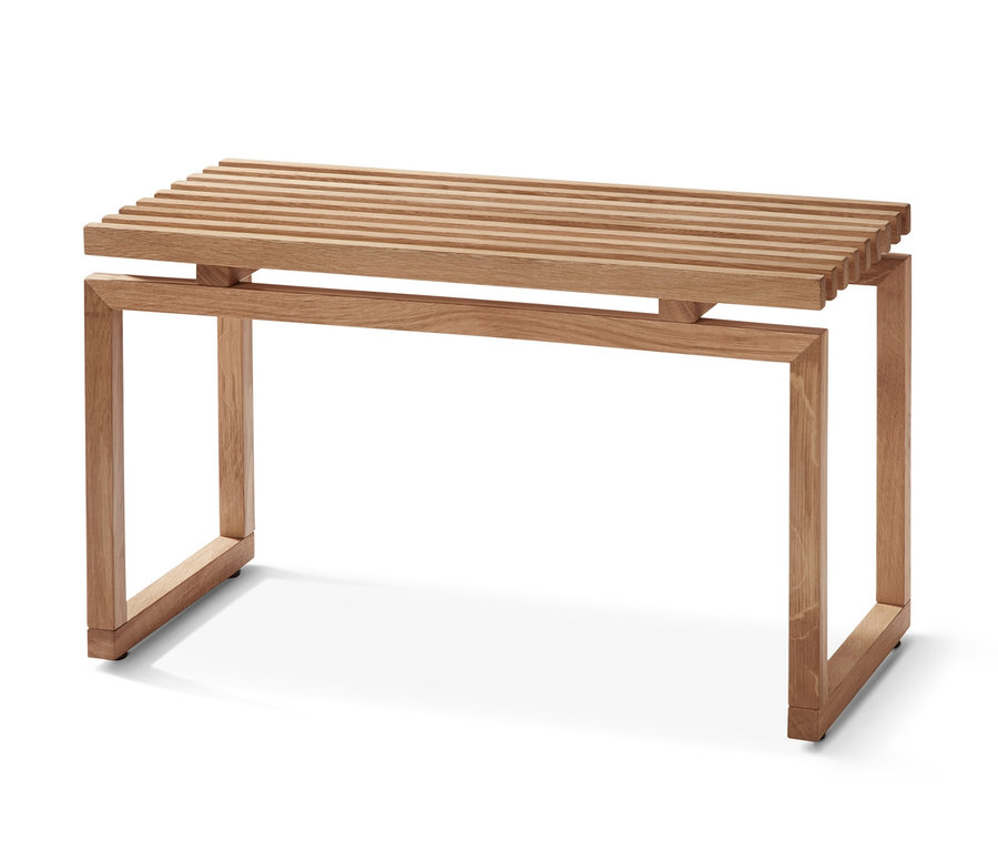 Drevená lavica s lamelovým sedadlom.