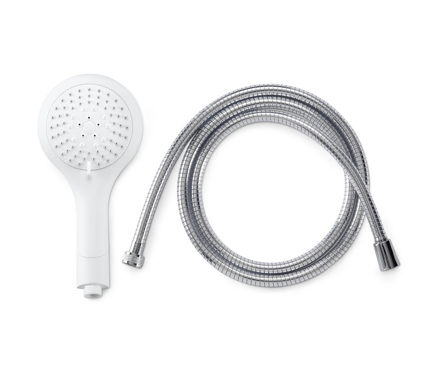 Multifunkčná sprchová hlavica a strieborná hadica na bielom pozadí.