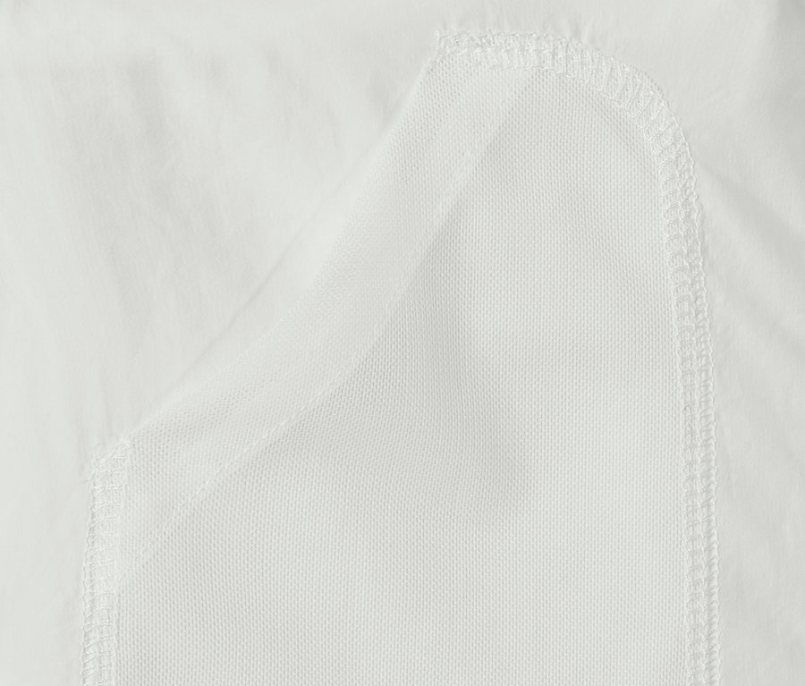Detail bielej outdoorovej bundy s priedušnou sieťovinou.
