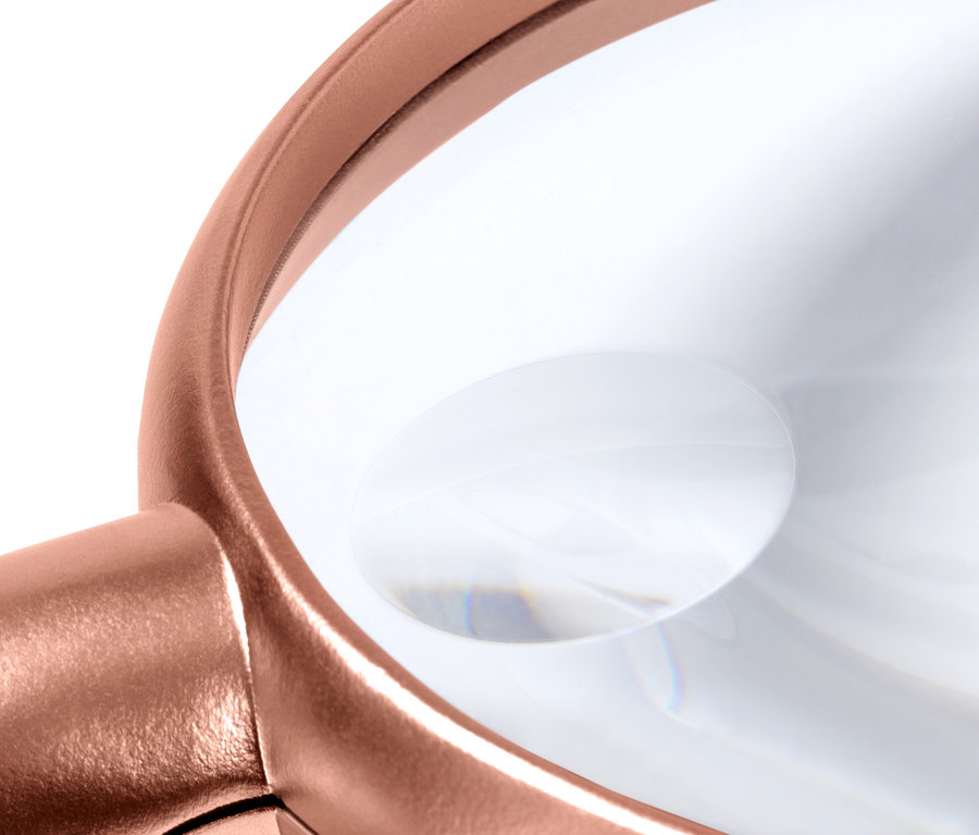 Detailný záber na lupu na čítanie s LED osvetlením s bronzovým rámom.