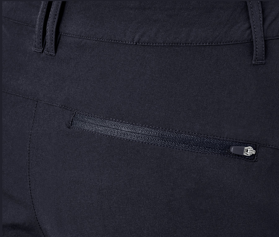 Detail softshellových nohavíc s vreckom na zips.