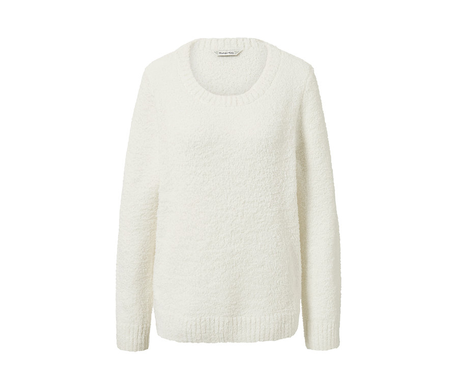 Krémový mäkučký pulóver na bielom pozadí.