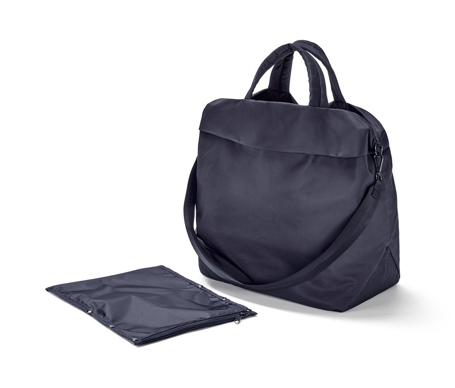 Tmavomodrá športová taška s rúčkami a popruhom cez rameno vedľa zloženej tmavomodrej tašky.