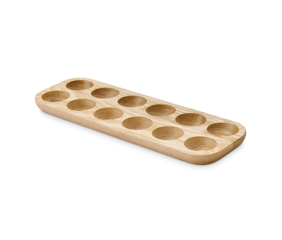 Drevený stojan na vajíčka s dvanástimi otvormi.