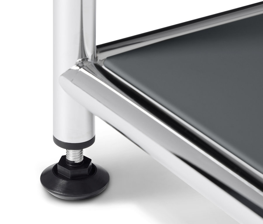 Detail kovového konferenčného stolíka »CN3«, otvorený, sivý, s chrómovanou nohou a čiernou pätkou.