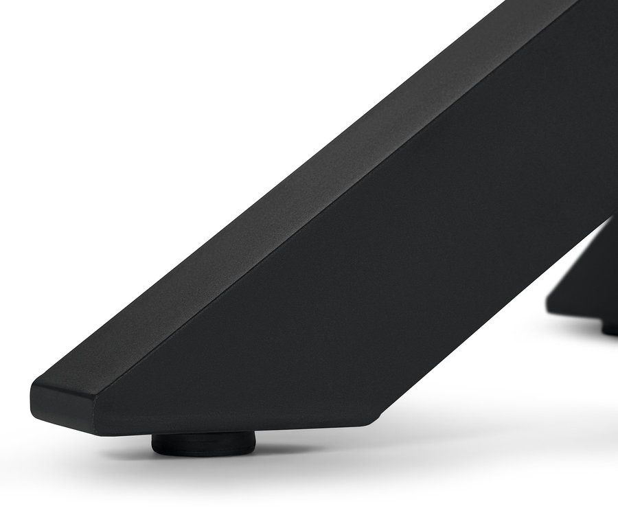 Detail moderné nohy jedálenského stola z tíkového dreva v tvare X.