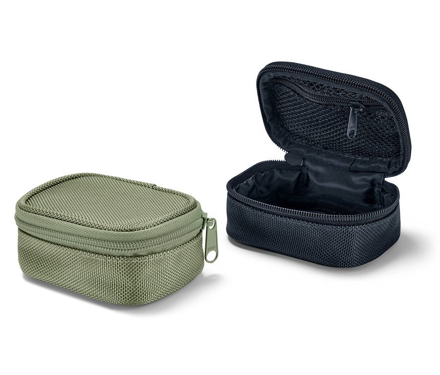 Dve malé cestovné úložné taštičky, jedna khaki zatvorená a jedna čierna otvorená.