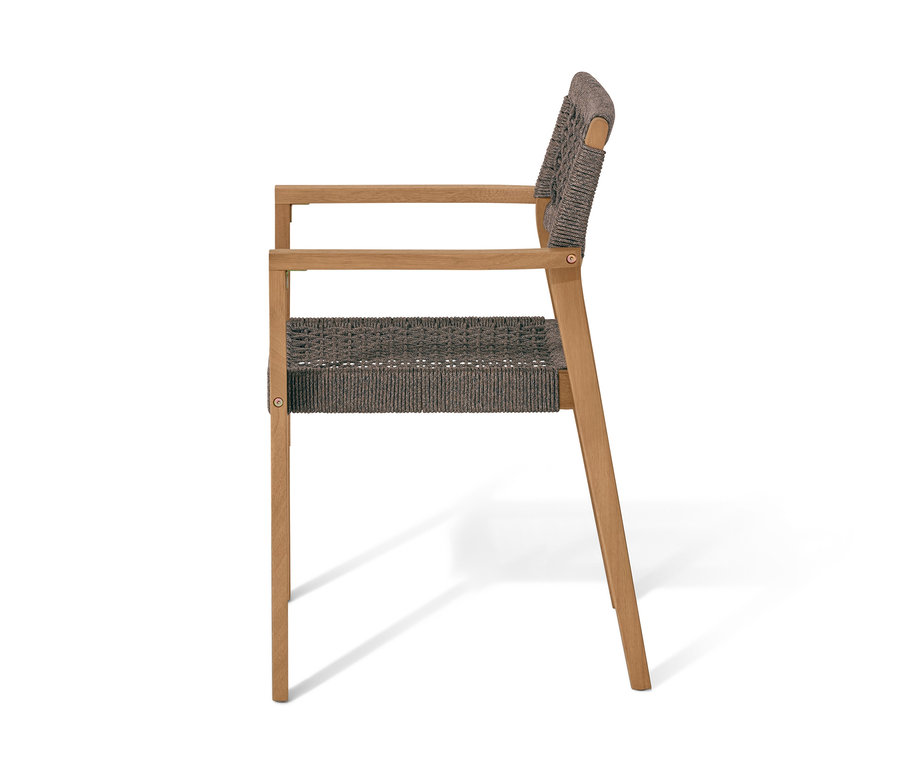 Bočný pohľad na stohovateľnú jedálenskú stoličku s textilným výpletom.