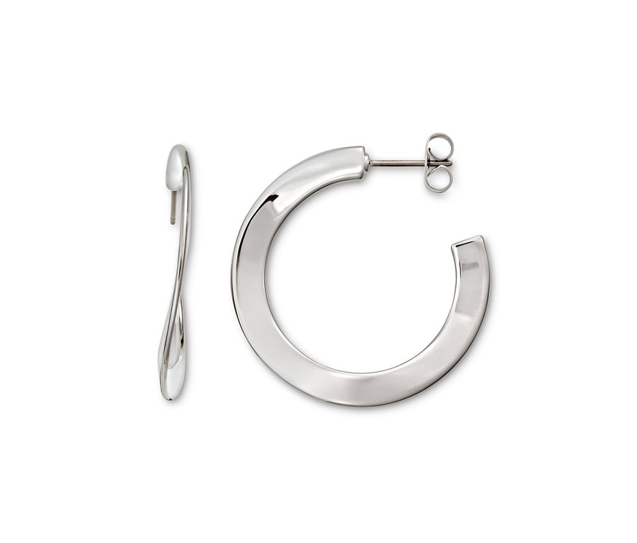 Dvoje strieborné kruhové náušnice Wave na bielom pozadí.