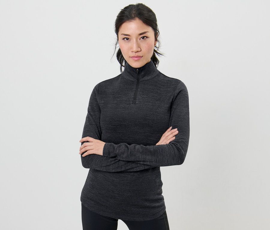 Žena pózuje so skríženými rukami vo funkčnom tričku s vlnou certifikovanou podľa RWS.