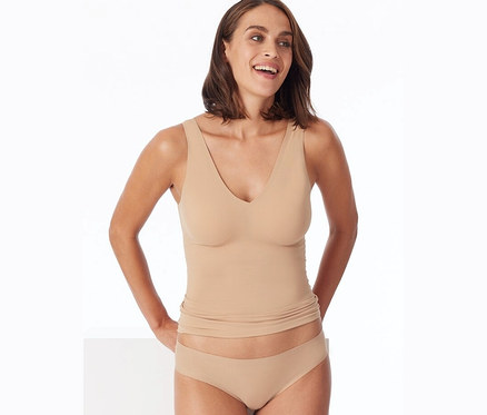 Žena má na sebe tielko a nohavičky SCHIESSER invisible Rio-Slip s bavlnou, telové.