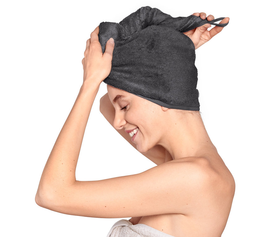 Žena si dáva na hlavu antricitový uterákový turban.