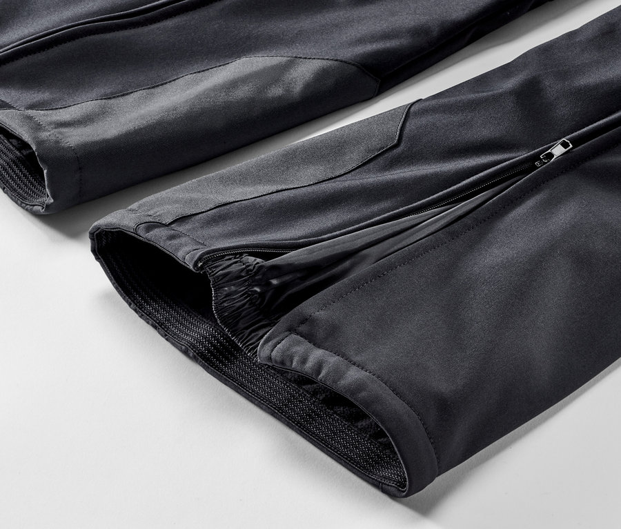 Detailný záber na čierne lyžiarske nohavice Jet.