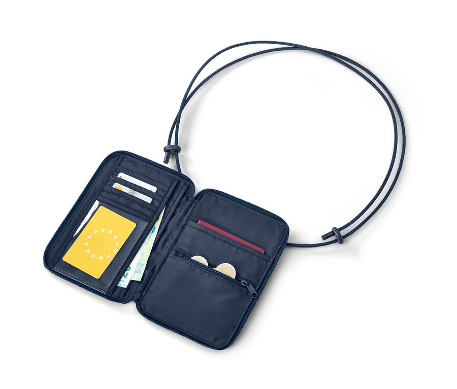 Otvorená bezpečnostná náprsná taštička s eurobankovkami, kartami a pasom.