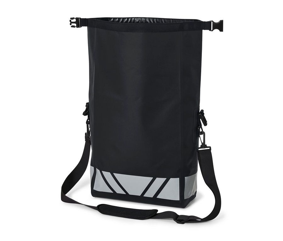 Čierna vodoodolná taška na bicykel a cez plece s reflexnými prvkami.