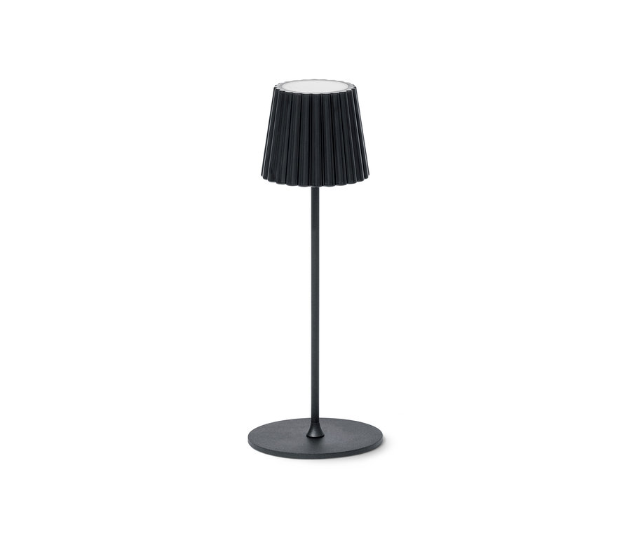 Čierna stolová LED lampa s akumulátorom na bielom pozadí.