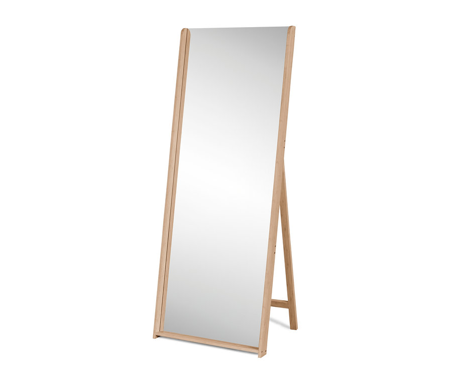 Stojace zrkadlo s rámom z bambusu.