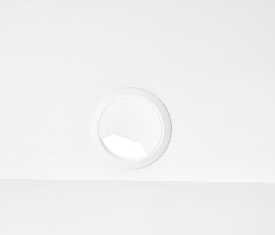 Biely kruh na bielom pozadí.