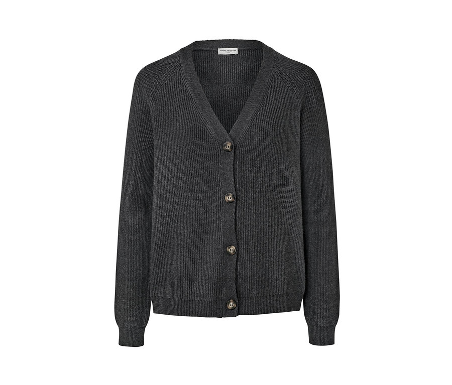 Sivý kardigán z hrubej pleteniny s gombíkmi.