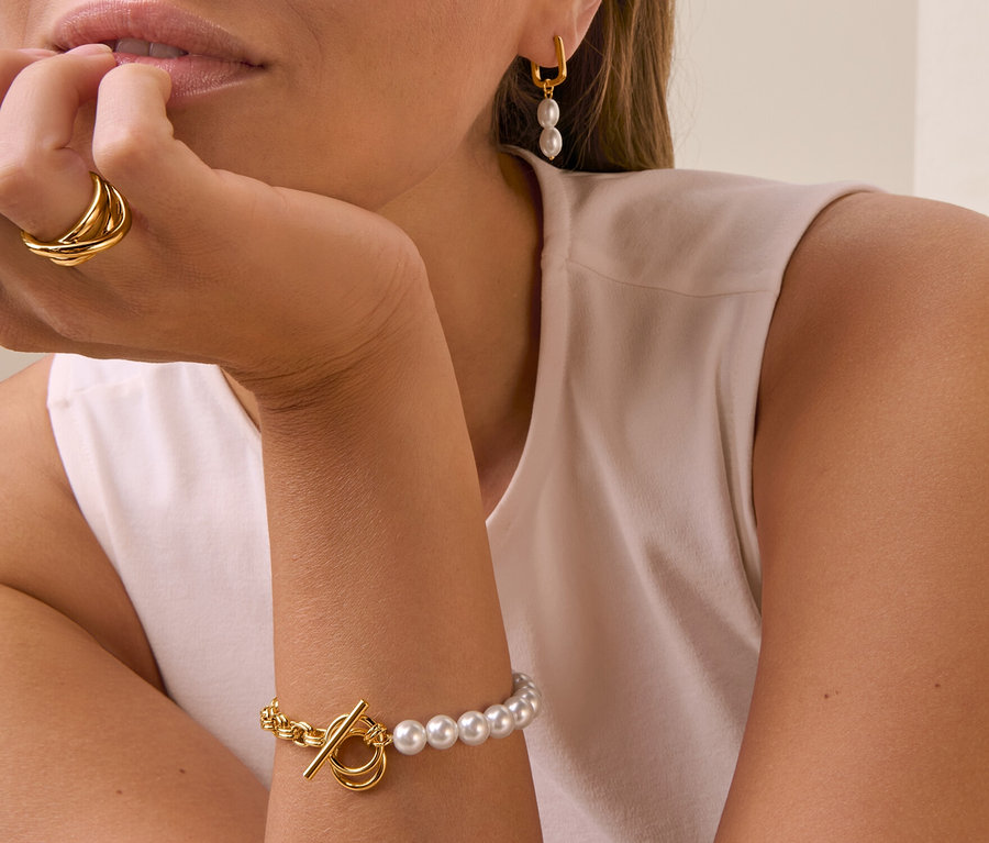 Žena s Náušnicami slučka s perlami, Prsteňom Loops a Náramkom z polovičnej perly.