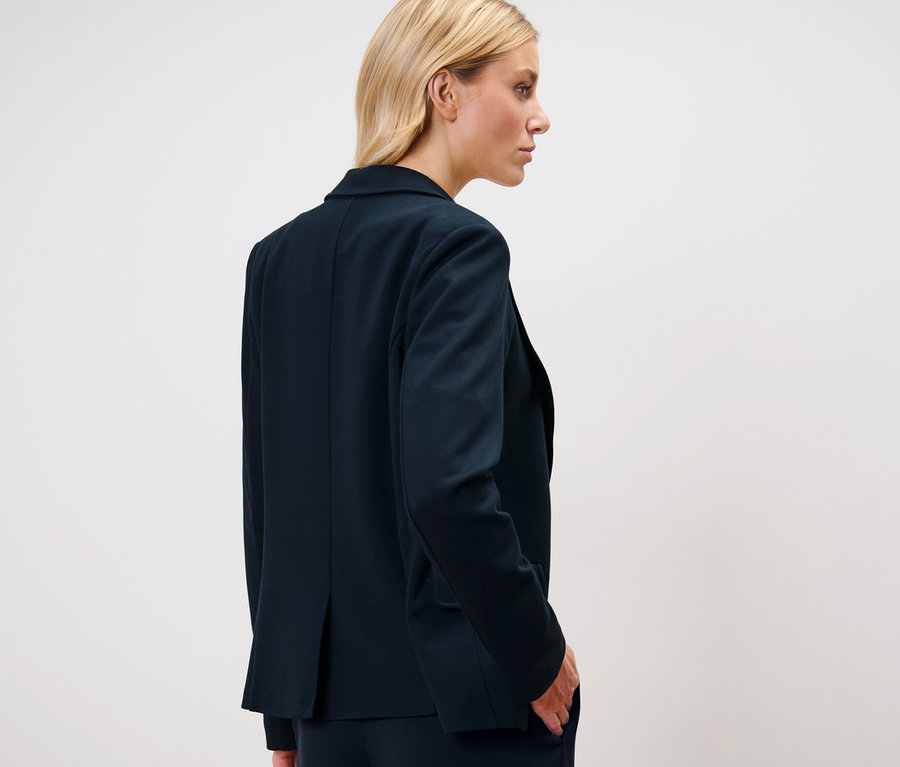 Blondínka v džersejovom saku.