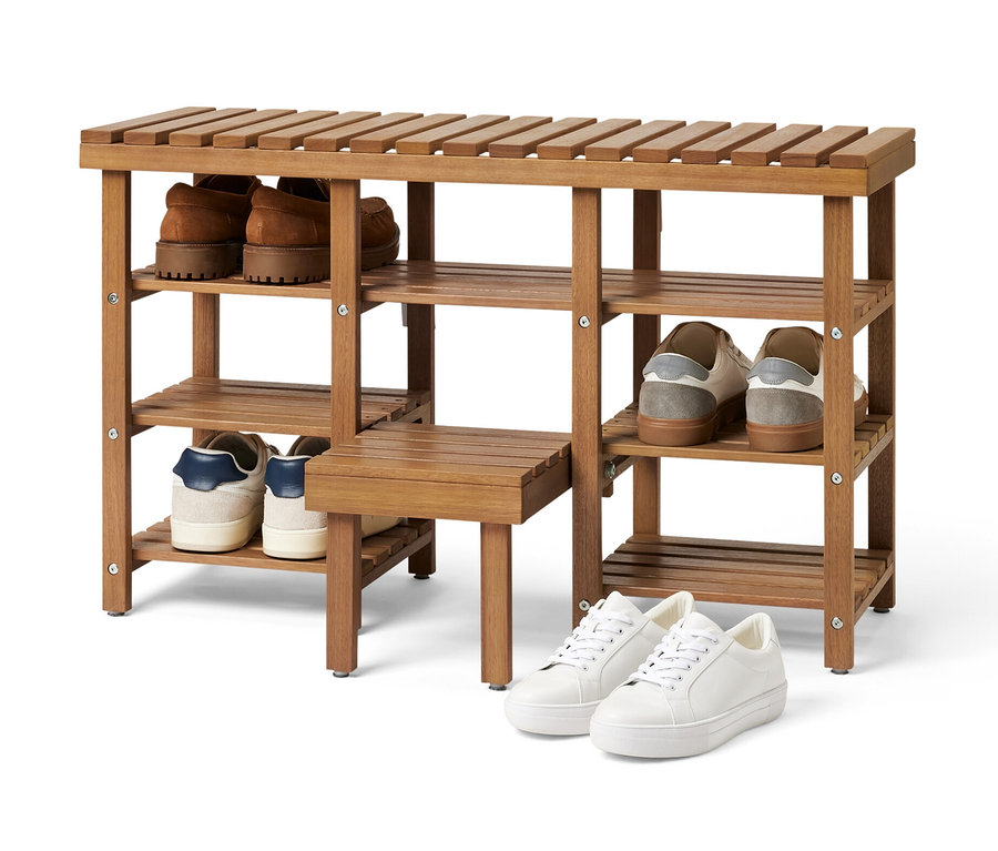 Vysoká sedacia lavica na topánky so sklápacím rebríkom z hnedého dreva stojí na bielom pozadí. Na policiach sú topánky.