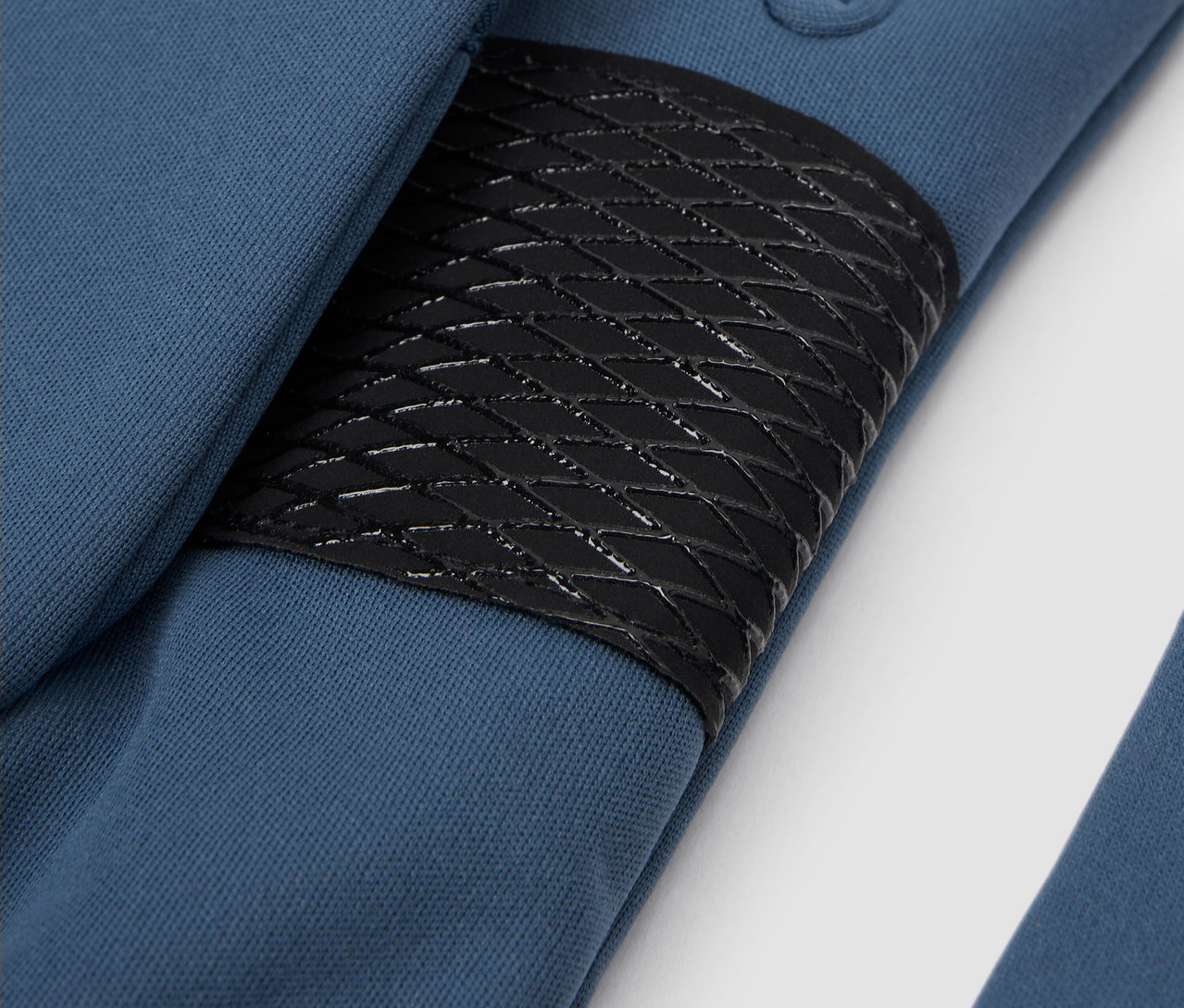 Detail modrých detských softshellových rukavíc.