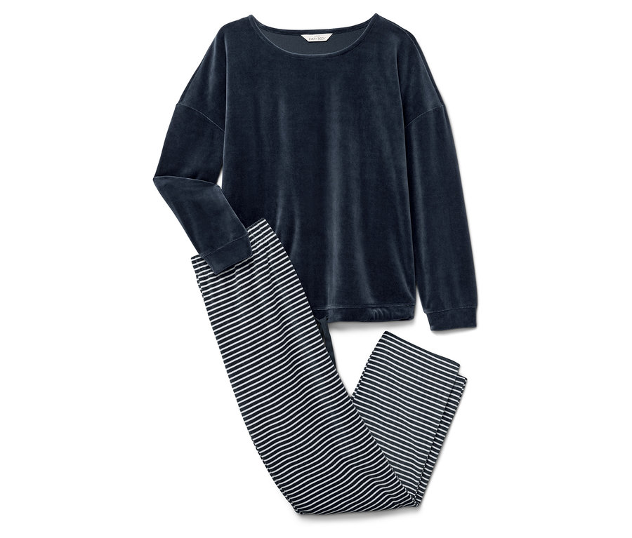 Tmavomodrý zamatový top s dlhým rukávom a pruhované nohavice.