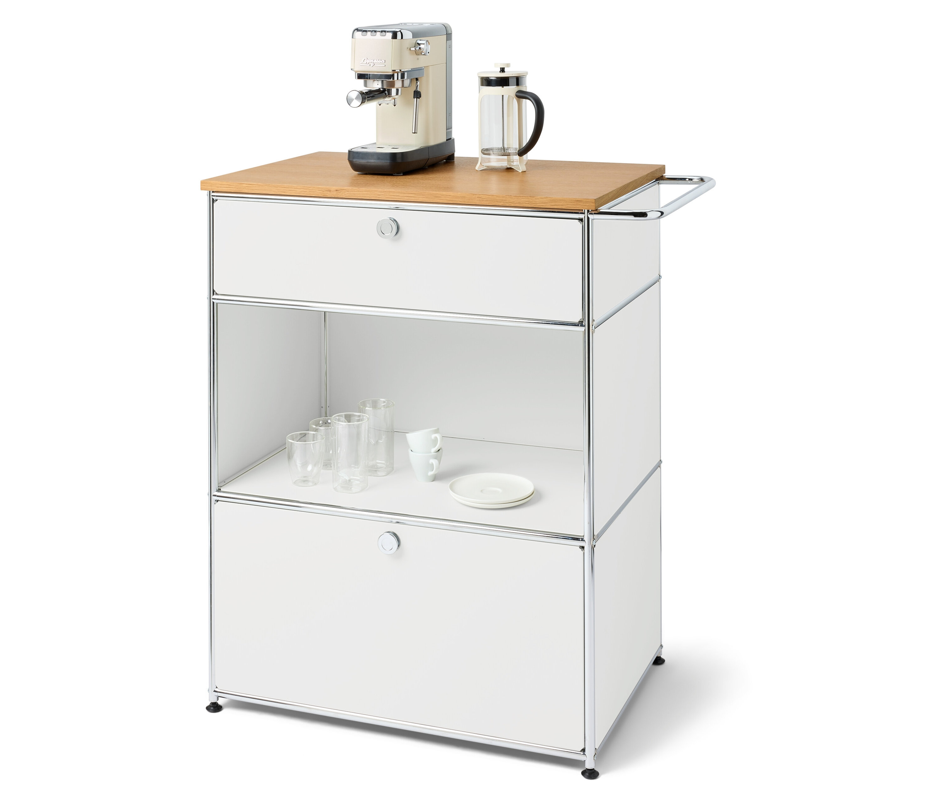 Kávovar a French press na vrchnej časti bielej komody so zásuvkami a policou so sklenicami a tanierom.