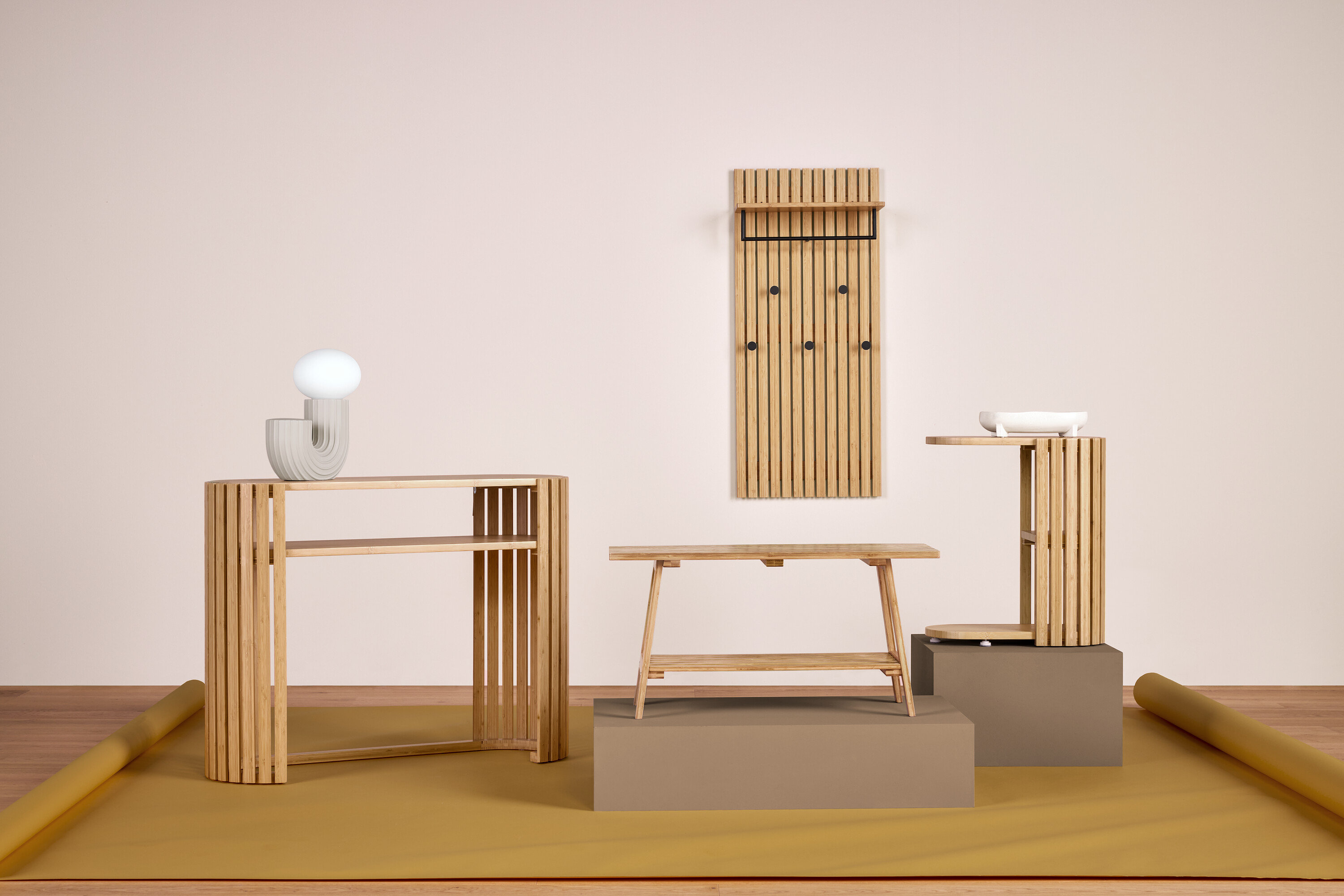 Svetlý drevený nábytok usporiadaný v miestnosti.