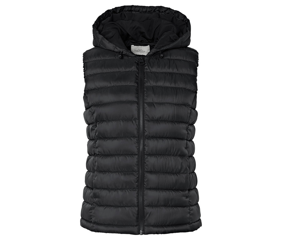 Čierna prešívaná vesta s kapucňou a zipsom uprostred.