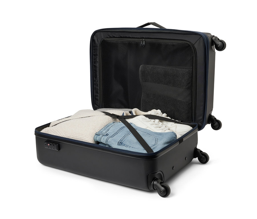 Otvorený hybridný kufor strednej veľkosti s oblečením vnútri.